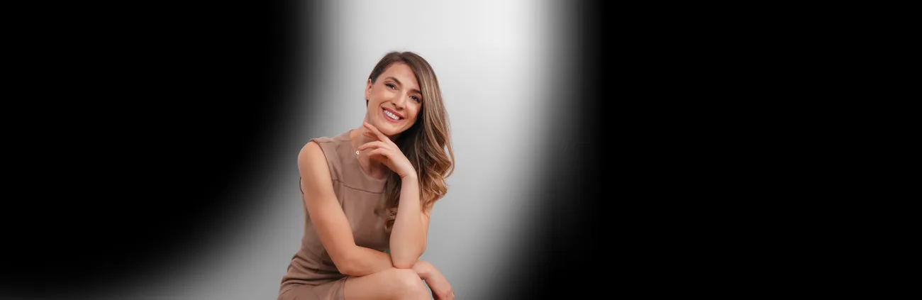 Andreea Giurgilă, coach profesionist și NLP Master Coach, zâmbind, pe pagina cu testele de cunoaștere de sine