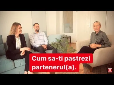 Andreea Giurgilă alături de invitați, pe o canapea, în Loving Podcast, cu titlul „Cum să-ți păstrezi partenerul(a)”