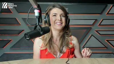 Andreea Giurgilă cu căștile pe urechi, la microfon, în studioul Radio România 3Net