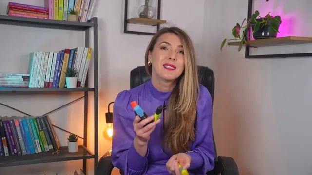 Andreea Giurgilă, coach profesionist, în bluză mov, în cabinet, cu markere colorate în mână, coperta video-ului despre testul de claritate