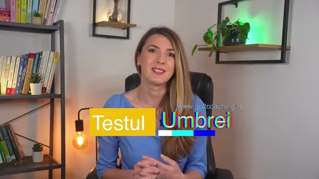 Andreea Giurgilă, coach profesionist, în rochie albastră, în cabinet, zâmbind, coperta video-ului „Testul Umbrei”