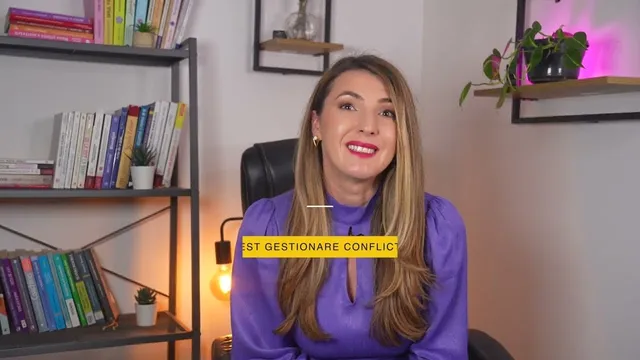 Andreea Giurgilă, coach profesionist, în bluză albă, în cabinet, zâmbind, coperta video-ului despre testul de gestionare a conflictelor