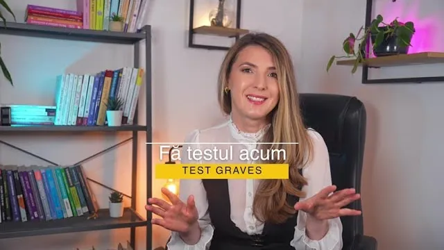 Andreea Giurgilă, coach profesionist, în bluză albă, în cabinet, zâmbind și gesticulând, coperta video-ului despre testul Graves