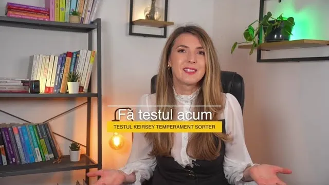 Andreea Giurgilă, coach profesionist, în bluză albă, în cabinet, zâmbind, coperta video-ului despre testul Keirsey Temperament Sorter