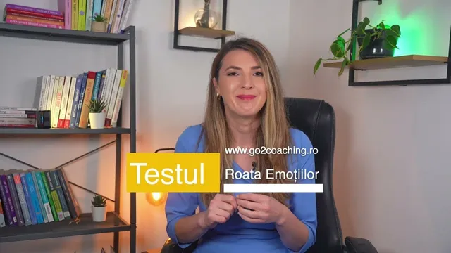 Andreea Giurgilă, coach profesionist, în bluză albastră, în cabinet, zâmbind, coperta video-ului despre testul roata emoțiilor