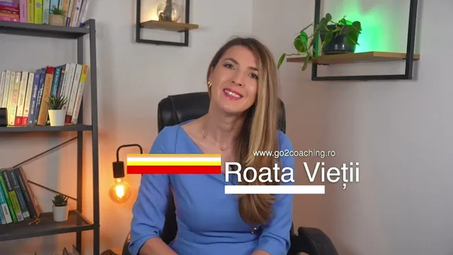 Andreea Giurgilă, coach profesionist, în bluză albastră, în cabinet, zâmbind, coperta video-ului despre testul Roata Vieții