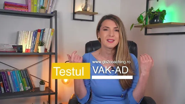 Andreea Giurgilă, coach profesionist, în bluză albastră, în cabinet, coperta video-ului despre testul VAK-AD