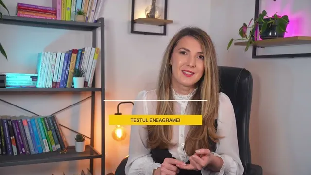 Andreea Giurgilă, coach profesionist, în bluză albă, în cabinet, zâmbind, coperta video-ului despre testul Eneagramei