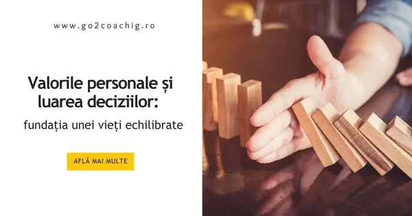 Mână care oprește căderea unor piese de domino din lemn, coperta articolului despre valorile personale