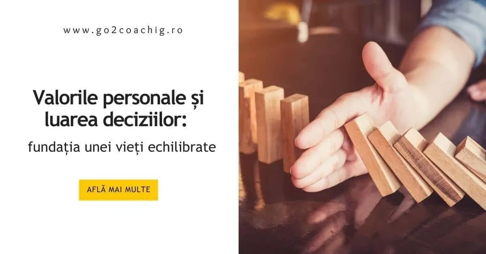 Mână care oprește căderea unor piese de domino din lemn, coperta articolului despre valorile personale