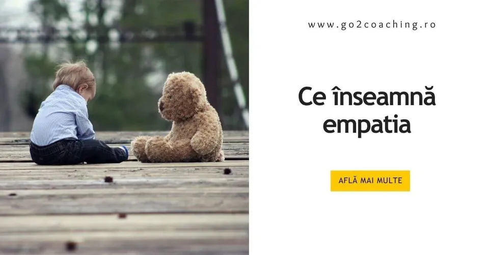 Empatia ilustrată simbolic printr-un copil și un ursuleț de pluș în conversație tăcută