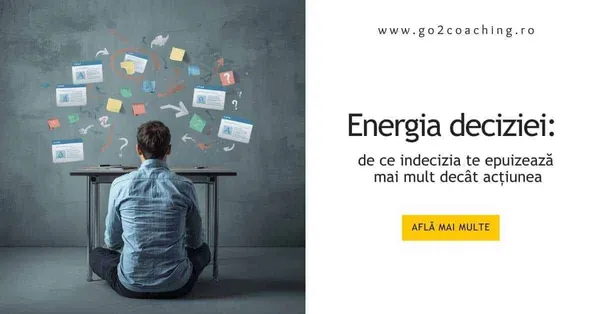 Bărbat confuz privind opțiuni multiple pe perete, simbolizând indecizia și energia deciziei consumată.