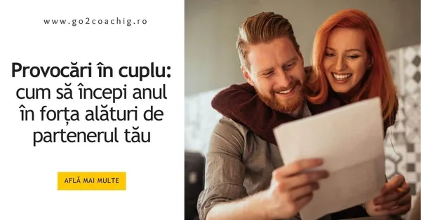Cuplu zâmbitor care citește împreună o foaie, coperta articolului despre provocări în cuplu