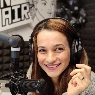 Imaginea emisiunii „Noi, ceilalți” de la Radio Tananana: o femeie cu căști, zâmbind, la microfonul din studio