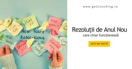 Rezoluții de Anul Nou scrise pe bilețele colorate, simbolizând obiective conștiente și schimbări personale care chiar funcționează